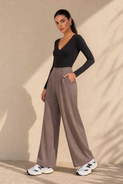 Klelia Wide Leg Pants Κωδ:29826 Χαρακτηριστικά Προϊόντος • Γραμμή: Wide Leg / φαρδιά ίσια γραμμή • Ύφασμα: Σταθερό, υψηλής ποιότητας structured woven fabric • Ψηλόμεση εφαρμογή • Λάστιχο στο πίσω μέρος της μέσης για άνετη εφαρμογή • Πλαϊνές τσέπες • Μακριά, φαρδιά μπατζάκια • Minimal & διαχρονικός σχεδιασμός • One Size – καλύπτει έως Large Plus