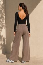 Klelia Wide Leg Pants Κωδ:29826 Χαρακτηριστικά Προϊόντος • Γραμμή: Wide Leg / φαρδιά ίσια γραμμή • Ύφασμα: Σταθερό, υψηλής ποιότητας structured woven fabric • Ψηλόμεση εφαρμογή • Λάστιχο στο πίσω μέρος της μέσης για άνετη εφαρμογή • Πλαϊνές τσέπες • Μακριά, φαρδιά μπατζάκια • Minimal & διαχρονικός σχεδιασμός • One Size – καλύπτει έως Large Plus