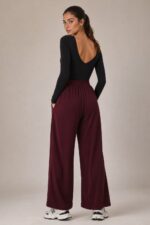 Klelia Wide Leg Pants Κωδ:29826 Χαρακτηριστικά Προϊόντος • Γραμμή: Wide Leg / φαρδιά ίσια γραμμή • Ύφασμα: Σταθερό, υψηλής ποιότητας structured woven fabric • Ψηλόμεση εφαρμογή • Λάστιχο στο πίσω μέρος της μέσης για άνετη εφαρμογή • Πλαϊνές τσέπες • Μακριά, φαρδιά μπατζάκια • Minimal & διαχρονικός σχεδιασμός • One Size – καλύπτει έως Large Plus