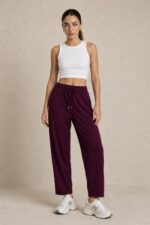 iscose Loungewear in burgundy Κωδ.: 18227 Χαρακτηριστικά Προϊόντος • Carrot fit γραμμή • 7/8 μήκος • Ελαστική μέση με κορδόνι για ρυθμιζόμενη εφαρμογή • Κάθετη διακοσμητική ραφή μπροστά, κατά μήκος του ποδιού • Πρακτικές πλαϊνές τσέπες • Πολύ μαλακή και άνετη αίσθηση • Απαλό, ελαφρύ & breathable viscose ύφασμα • One Size – καλύπτει έως X-Large • Non Iron – δεν απαιτεί σιδέρωμα • Ιδανική για καθημερινά, casual, travel & loungewear looks Διαστάσεις – One Size Μέση Περιφέρεια Μήκος 70–100 cm ελαστική έως 110 cm περίπου 92 cm Οδηγίες Φροντίδας • Πλύσιμο έως 30°C • Χωρίς στύψιμο • Φυσικό στέγνωμα • Δεν απαιτεί σιδέρωμα (Non Iron)