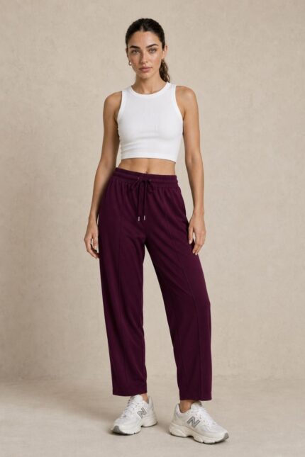 iscose Loungewear in burgundy Κωδ.: 18227 Χαρακτηριστικά Προϊόντος • Carrot fit γραμμή • 7/8 μήκος • Ελαστική μέση με κορδόνι για ρυθμιζόμενη εφαρμογή • Κάθετη διακοσμητική ραφή μπροστά, κατά μήκος του ποδιού • Πρακτικές πλαϊνές τσέπες • Πολύ μαλακή και άνετη αίσθηση • Απαλό, ελαφρύ & breathable viscose ύφασμα • One Size – καλύπτει έως X-Large • Non Iron – δεν απαιτεί σιδέρωμα • Ιδανική για καθημερινά, casual, travel & loungewear looks Διαστάσεις – One Size Μέση Περιφέρεια Μήκος 70–100 cm ελαστική έως 110 cm περίπου 92 cm Οδηγίες Φροντίδας • Πλύσιμο έως 30°C • Χωρίς στύψιμο • Φυσικό στέγνωμα • Δεν απαιτεί σιδέρωμα (Non Iron)