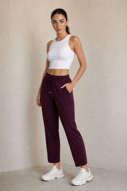 iscose Loungewear in burgundy Κωδ.: 18227 Χαρακτηριστικά Προϊόντος • Carrot fit γραμμή • 7/8 μήκος • Ελαστική μέση με κορδόνι για ρυθμιζόμενη εφαρμογή • Κάθετη διακοσμητική ραφή μπροστά, κατά μήκος του ποδιού • Πρακτικές πλαϊνές τσέπες • Πολύ μαλακή και άνετη αίσθηση • Απαλό, ελαφρύ & breathable viscose ύφασμα • One Size – καλύπτει έως X-Large • Non Iron – δεν απαιτεί σιδέρωμα • Ιδανική για καθημερινά, casual, travel & loungewear looks Διαστάσεις – One Size Μέση Περιφέρεια Μήκος 70–100 cm ελαστική έως 110 cm περίπου 92 cm Οδηγίες Φροντίδας • Πλύσιμο έως 30°C • Χωρίς στύψιμο • Φυσικό στέγνωμα • Δεν απαιτεί σιδέρωμα (Non Iron)
