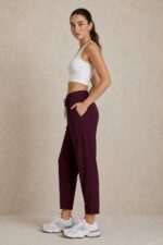 iscose Loungewear in burgundy Κωδ.: 18227 Χαρακτηριστικά Προϊόντος • Carrot fit γραμμή • 7/8 μήκος • Ελαστική μέση με κορδόνι για ρυθμιζόμενη εφαρμογή • Κάθετη διακοσμητική ραφή μπροστά, κατά μήκος του ποδιού • Πρακτικές πλαϊνές τσέπες • Πολύ μαλακή και άνετη αίσθηση • Απαλό, ελαφρύ & breathable viscose ύφασμα • One Size – καλύπτει έως X-Large • Non Iron – δεν απαιτεί σιδέρωμα • Ιδανική για καθημερινά, casual, travel & loungewear looks Διαστάσεις – One Size Μέση Περιφέρεια Μήκος 70–100 cm ελαστική έως 110 cm περίπου 92 cm Οδηγίες Φροντίδας • Πλύσιμο έως 30°C • Χωρίς στύψιμο • Φυσικό στέγνωμα • Δεν απαιτεί σιδέρωμα (Non Iron)