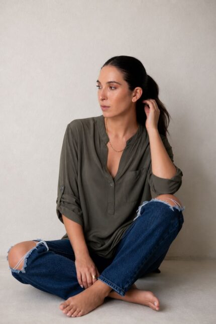Autumn Viscose Mao Neck Oversized Πουκαμίσα  Κωδ.: 31826 Χαρακτηριστικά Προϊόντος • Mao neck / όρθιος minimal γιακάς • Oversized, φαρδιά γραμμή • Super soft viscose ύφασμα • Πολύ απαλή και ανάλαφρη αίσθηση • Πατιλέτα με 3 κουμπιά μπροστά • Τσέπη στο στήθος • Μακριά roll-up μανίκια με κουμπί για σταθεροποίηση • Ασύμμετρο μήκος • Άνετη εφαρμογή με όμορφη πτώση • One Size – καλύπτει έως Large Plus Οδηγίες Φροντίδας • Πλύσιμο στους 30°C • Χωρίς στύψιμο • Φυσικό στέγνωμα • Σιδέρωμα σε χαμηλή θερμοκρασία