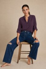 Autumn Viscose Mao Neck Oversized Πουκαμίσα – Purple Κωδ.: 31826 Χαρακτηριστικά Προϊόντος • Mao neck / minimal όρθιος γιακάς • Oversized, φαρδιά γραμμή • Super soft viscose ύφασμα • Εξαιρετικά απαλή αίσθηση στην επαφή με το δέρμα • Ανάλαφρο & breathable ύφασμα • Φιλική επιλογή για ευαίσθητες επιδερμίδες • Πατιλέτα με κουμπιά μπροστά • Τσέπη στο στήθος • Μακριά roll-up μανίκια με κουμπί για σταθεροποίηση • Ασύμμετρο μήκος • Άνετη εφαρμογή με φυσική κίνηση • One Size – καλύπτει έως Large Plus Οδηγίες Φροντίδας • Πλύσιμο στους 30°C • Χωρίς στύψιμο • Φυσικό στέγνωμα