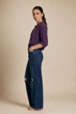 Autumn Viscose Mao Neck Oversized Πουκαμίσα – Purple Κωδ.: 31826 Χαρακτηριστικά Προϊόντος • Mao neck / minimal όρθιος γιακάς • Oversized, φαρδιά γραμμή • Super soft viscose ύφασμα • Εξαιρετικά απαλή αίσθηση στην επαφή με το δέρμα • Ανάλαφρο & breathable ύφασμα • Φιλική επιλογή για ευαίσθητες επιδερμίδες • Πατιλέτα με κουμπιά μπροστά • Τσέπη στο στήθος • Μακριά roll-up μανίκια με κουμπί για σταθεροποίηση • Ασύμμετρο μήκος • Άνετη εφαρμογή με φυσική κίνηση • One Size – καλύπτει έως Large Plus Οδηγίες Φροντίδας • Πλύσιμο στους 30°C • Χωρίς στύψιμο • Φυσικό στέγνωμα