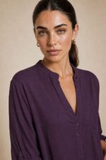 Autumn Viscose Mao Neck Oversized Πουκαμίσα – Purple Κωδ.: 31826 Χαρακτηριστικά Προϊόντος • Mao neck / minimal όρθιος γιακάς • Oversized, φαρδιά γραμμή • Super soft viscose ύφασμα • Εξαιρετικά απαλή αίσθηση στην επαφή με το δέρμα • Ανάλαφρο & breathable ύφασμα • Φιλική επιλογή για ευαίσθητες επιδερμίδες • Πατιλέτα με κουμπιά μπροστά • Τσέπη στο στήθος • Μακριά roll-up μανίκια με κουμπί για σταθεροποίηση • Ασύμμετρο μήκος • Άνετη εφαρμογή με φυσική κίνηση • One Size – καλύπτει έως Large Plus Οδηγίες Φροντίδας • Πλύσιμο στους 30°C • Χωρίς στύψιμο • Φυσικό στέγνωμα