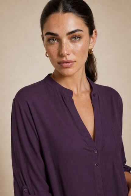 Autumn Viscose Mao Neck Oversized Πουκαμίσα – Purple Κωδ.: 31826 Χαρακτηριστικά Προϊόντος • Mao neck / minimal όρθιος γιακάς • Oversized, φαρδιά γραμμή • Super soft viscose ύφασμα • Εξαιρετικά απαλή αίσθηση στην επαφή με το δέρμα • Ανάλαφρο & breathable ύφασμα • Φιλική επιλογή για ευαίσθητες επιδερμίδες • Πατιλέτα με κουμπιά μπροστά • Τσέπη στο στήθος • Μακριά roll-up μανίκια με κουμπί για σταθεροποίηση • Ασύμμετρο μήκος • Άνετη εφαρμογή με φυσική κίνηση • One Size – καλύπτει έως Large Plus Οδηγίες Φροντίδας • Πλύσιμο στους 30°C • Χωρίς στύψιμο • Φυσικό στέγνωμα