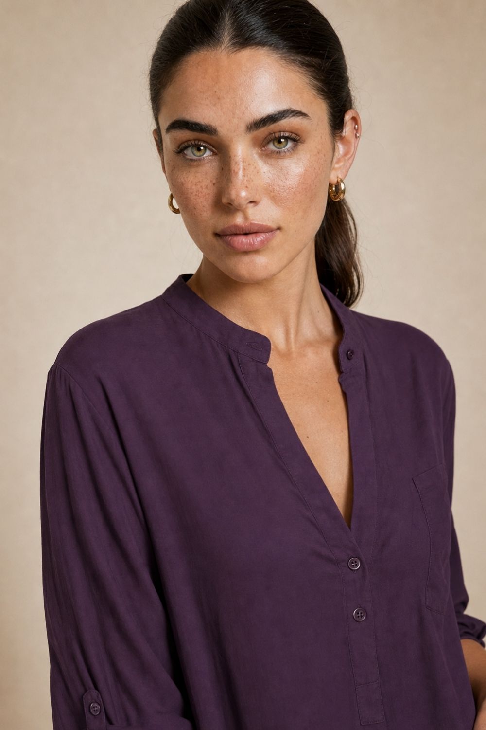 Autumn Viscose Mao Neck Oversized Πουκαμίσα – Purple Κωδ.: 31826 Χαρακτηριστικά Προϊόντος • Mao neck / minimal όρθιος γιακάς • Oversized, φαρδιά γραμμή • Super soft viscose ύφασμα • Εξαιρετικά απαλή αίσθηση στην επαφή με το δέρμα • Ανάλαφρο & breathable ύφασμα • Φιλική επιλογή για ευαίσθητες επιδερμίδες • Πατιλέτα με κουμπιά μπροστά • Τσέπη στο στήθος • Μακριά roll-up μανίκια με κουμπί για σταθεροποίηση • Ασύμμετρο μήκος • Άνετη εφαρμογή με φυσική κίνηση • One Size – καλύπτει έως Large Plus Οδηγίες Φροντίδας • Πλύσιμο στους 30°C • Χωρίς στύψιμο • Φυσικό στέγνωμα Autumn Viscose Mao Neck Oversized Πουκαμίσα – Purple Κωδ.: 31826 Χαρακτηριστικά Προϊόντος • Mao neck / minimal όρθιος γιακάς • Oversized, φαρδιά γραμμή • Super soft viscose ύφασμα • Εξαιρετικά απαλή αίσθηση στην επαφή με το δέρμα • Ανάλαφρο & breathable ύφασμα • Φιλική επιλογή για ευαίσθητες επιδερμίδες • Πατιλέτα με κουμπιά μπροστά • Τσέπη στο στήθος • Μακριά roll-up μανίκια με κουμπί για σταθεροποίηση • Ασύμμετρο μήκος • Άνετη εφαρμογή με φυσική κίνηση • One Size – καλύπτει έως Large Plus Οδηγίες Φροντίδας • Πλύσιμο στους 30°C • Χωρίς στύψιμο • Φυσικό στέγνωμα