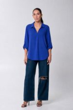 Nantia Crepe Shirt  Χαρακτηριστικά Προϊόντος κωδ:32826 • Λαιμόκοψη V με γιακά • Άνετη, φαρδιά γραμμή • Ανάλαφρο crepe ύφασμα • Μακριά roll-up μανίκια με κουμπάκι για σταθεροποίηση • Ασύμμετρο μήκος • Χαλαρή εφαρμογή με όμορφη πτώση • One Size – καλύπτει έως X-Large Διαστάσεις – One Size Στήθος Περιφέρεια Μήκος περίπου 110–115 cm περίπου 115–120 cm περίπου 68–74 cm ασύμμετρο • Non Iron  Οδηγίες Φροντίδας • Πλύσιμο στους 30°C • Χωρίς στύψιμο • Φυσικό στέγνωμα • Δεν απαιτεί σιδέρωμα (Non Iron)