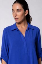 Nantia Crepe Shirt  Χαρακτηριστικά Προϊόντος κωδ:32826 • Λαιμόκοψη V με γιακά • Άνετη, φαρδιά γραμμή • Ανάλαφρο crepe ύφασμα • Μακριά roll-up μανίκια με κουμπάκι για σταθεροποίηση • Ασύμμετρο μήκος • Χαλαρή εφαρμογή με όμορφη πτώση • One Size – καλύπτει έως X-Large Διαστάσεις – One Size Στήθος Περιφέρεια Μήκος περίπου 110–115 cm περίπου 115–120 cm περίπου 68–74 cm ασύμμετρο • Non Iron  Οδηγίες Φροντίδας • Πλύσιμο στους 30°C • Χωρίς στύψιμο • Φυσικό στέγνωμα • Δεν απαιτεί σιδέρωμα (Non Iron)