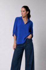 Nantia Crepe Shirt  Χαρακτηριστικά Προϊόντος κωδ:32826 • Λαιμόκοψη V με γιακά • Άνετη, φαρδιά γραμμή • Ανάλαφρο crepe ύφασμα • Μακριά roll-up μανίκια με κουμπάκι για σταθεροποίηση • Ασύμμετρο μήκος • Χαλαρή εφαρμογή με όμορφη πτώση • One Size – καλύπτει έως X-Large Διαστάσεις – One Size Στήθος Περιφέρεια Μήκος περίπου 110–115 cm περίπου 115–120 cm περίπου 68–74 cm ασύμμετρο • Non Iron  Οδηγίες Φροντίδας • Πλύσιμο στους 30°C • Χωρίς στύψιμο • Φυσικό στέγνωμα • Δεν απαιτεί σιδέρωμα (Non Iron)