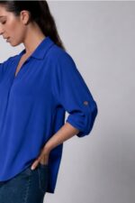 Nantia Crepe Shirt  Χαρακτηριστικά Προϊόντος κωδ:32826 • Λαιμόκοψη V με γιακά • Άνετη, φαρδιά γραμμή • Ανάλαφρο crepe ύφασμα • Μακριά roll-up μανίκια με κουμπάκι για σταθεροποίηση • Ασύμμετρο μήκος • Χαλαρή εφαρμογή με όμορφη πτώση • One Size – καλύπτει έως X-Large Διαστάσεις – One Size Στήθος Περιφέρεια Μήκος περίπου 110–115 cm περίπου 115–120 cm περίπου 68–74 cm ασύμμετρο • Non Iron  Οδηγίες Φροντίδας • Πλύσιμο στους 30°C • Χωρίς στύψιμο • Φυσικό στέγνωμα • Δεν απαιτεί σιδέρωμα (Non Iron)