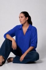 Nantia Crepe Shirt  Χαρακτηριστικά Προϊόντος κωδ:32826 • Λαιμόκοψη V με γιακά • Άνετη, φαρδιά γραμμή • Ανάλαφρο crepe ύφασμα • Μακριά roll-up μανίκια με κουμπάκι για σταθεροποίηση • Ασύμμετρο μήκος • Χαλαρή εφαρμογή με όμορφη πτώση • One Size – καλύπτει έως X-Large Διαστάσεις – One Size Στήθος Περιφέρεια Μήκος περίπου 110–115 cm περίπου 115–120 cm περίπου 68–74 cm ασύμμετρο • Non Iron  Οδηγίες Φροντίδας • Πλύσιμο στους 30°C • Χωρίς στύψιμο • Φυσικό στέγνωμα • Δεν απαιτεί σιδέρωμα (Non Iron)