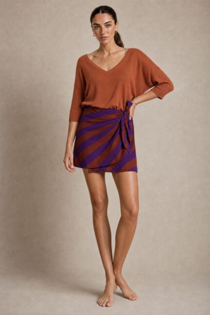 Bella Viscose Wrap Mini Skirt in rusty orange Κωδικός: 7891 Χαρακτηριστικά Προϊόντος • Mini κρουαζέ φούστα με ρυθμιζόμενο δέσιμο στη μέση • Διπλή εφαρμογή με εσωτερικό και εξωτερικό δέσιμο • Εσωτερικό φύλλο που ασφαλίζει με κορδονάκι • Εξωτερικό φύλλο που αγκαλιάζει το σώμα και δένει στη μέση • Προσαρμόζεται εύκολα στη σιλουέτα • Άνετη και θηλυκή γραμμή • One Size – καλύπτει έως Large • Ύφασμα από viscose blend σύνθεση • Ανάλαφρη, δροσερή και breathable αίσθηση • Μαλακή υφή με όμορφη φυσική κίνηση • Ιδανική για καθημερινές εμφανίσεις και καλοκαιρινά looks Διαστάσεις (One Size) • Μέση: έως 100 cm (ρυθμιζόμενη με δέσιμο) • Περιφέρεια: έως 110 cm • Μήκος: Mini Οδηγίες Φροντίδας • Πλύσιμο στους 30°C • Χωρίς στύψιμο • Σιδέρωμα σε χαμηλή θερμοκρασία