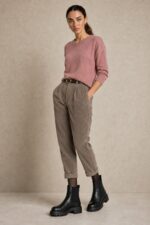 Κοτλέ Παντελόνι Carrot Fit  in taupe Κωδικός: 2472000 Χαρακτηριστικά • Carrot fit γραμμή • Λάστιχο πίσω στη μέση για άνεση & προσαρμοστικότητα • Πλαϊνές τσέπες • Άνετη εφαρμογή • One size — καλύπτει έως Large Plus Διαστάσεις • Μέση: έως 95 cm • Περιφέρεια: έως 105 cm Ύφασμα & Φροντίδα • Πλύσιμο στους 30°C • Χωρίς στύψιμο • Non iron – δεν χρειάζεται σιδέρωμα