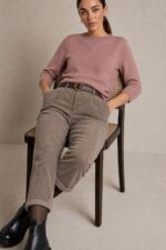Κοτλέ Παντελόνι Carrot Fit  in taupe Κωδικός: 2472000 Χαρακτηριστικά • Carrot fit γραμμή • Λάστιχο πίσω στη μέση για άνεση & προσαρμοστικότητα • Πλαϊνές τσέπες • Άνετη εφαρμογή • One size — καλύπτει έως Large Plus Διαστάσεις • Μέση: έως 95 cm • Περιφέρεια: έως 105 cm Ύφασμα & Φροντίδα • Πλύσιμο στους 30°C • Χωρίς στύψιμο • Non iron – δεν χρειάζεται σιδέρωμα