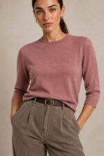 Κοτλέ Παντελόνι Carrot Fit  in taupe Κωδικός: 2472000 Χαρακτηριστικά • Carrot fit γραμμή • Λάστιχο πίσω στη μέση για άνεση & προσαρμοστικότητα • Πλαϊνές τσέπες • Άνετη εφαρμογή • One size — καλύπτει έως Large Plus Διαστάσεις • Μέση: έως 95 cm • Περιφέρεια: έως 105 cm Ύφασμα & Φροντίδα • Πλύσιμο στους 30°C • Χωρίς στύψιμο • Non iron – δεν χρειάζεται σιδέρωμα