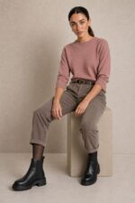 Κοτλέ Παντελόνι Carrot Fit  in taupe Κωδικός: 2472000 Χαρακτηριστικά • Carrot fit γραμμή • Λάστιχο πίσω στη μέση για άνεση & προσαρμοστικότητα • Πλαϊνές τσέπες • Άνετη εφαρμογή • One size — καλύπτει έως Large Plus Διαστάσεις • Μέση: έως 95 cm • Περιφέρεια: έως 105 cm Ύφασμα & Φροντίδα • Πλύσιμο στους 30°C • Χωρίς στύψιμο • Non iron – δεν χρειάζεται σιδέρωμα