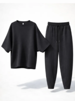 iscose Loungewear in burgundy Κωδ.: 18227 Χαρακτηριστικά Προϊόντος • Carrot fit γραμμή • 7/8 μήκος • Ελαστική μέση με κορδόνι για ρυθμιζόμενη εφαρμογή • Κάθετη διακοσμητική ραφή μπροστά, κατά μήκος του ποδιού • Πρακτικές πλαϊνές τσέπες • Πολύ μαλακή και άνετη αίσθηση • Απαλό, ελαφρύ & breathable viscose ύφασμα • One Size – καλύπτει έως X-Large • Non Iron – δεν απαιτεί σιδέρωμα • Ιδανική για καθημερινά, casual, travel & loungewear looks Διαστάσεις – One Size Μέση Περιφέρεια Μήκος 70–100 cm ελαστική έως 110 cm περίπου 92 cm Οδηγίες Φροντίδας • Πλύσιμο έως 30°C • Χωρίς στύψιμο • Φυσικό στέγνωμα • Δεν απαιτεί σιδέρωμα (Non Iron)