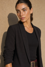 Jackie Jacket in Black Κωδ.: 5926 Χαρακτηριστικά Προϊόντος Γραμμή: Relaxed / Oversized fit Ύφασμα: Ελαφρύ structured tailoring fabric με όμορφο πέσιμο Σχεδιασμός: Open-front, χωρίς κουμπώματα Μανίκια: 3/4 με σουρωμένο / ruched τελείωμα Εσωτερικό: Σατινέ επένδυση Μακριά, άνετη blazer γραμμή Minimal tailoring αισθητική Non Iron Φροντίδα Πλύσιμο έως 30°C Χωρίς στύψιμο Χαμηλές στροφές Όχι στεγνωτήριο Non Iron Εάν χρειαστεί σιδέρωμα, προτείνεται χαμηλή θερμοκρασία και πάντα με προστατευτικό πανί ανάμεσα στο σίδερο και το ύφασμα