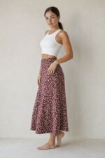 Midi Floral Φούστα Burgundy Χαρακτηριστικά Προϊόντος Γραμμή: Midi, ελαφρώς A-line Print: Floral / spotted print Χρώμα: Burgundy με εκρού λεπτομέρειες Ανάλαφρη και θηλυκή εφαρμογή Μαλακό και δροσερό ύφασμα One Size Καλύπτει ενδεικτικά από X-Small έως Large plus Ιδανική για casual, office αλλά και πιο elegant looks Διαστάσεις Μέγεθος Μέση Περιφέρεια Μήκος One Size έως 92 cm έως 104 cm 87 cm Σύνθεση 85% Viscose • 15% Polyester Οδηγίες Φροντίδας Πλύσιμο έως 30°C Χωρίς στύψιμο Χωρίς λευκαντικό Σιδέρωμα σε χαμηλή θερμοκρασία