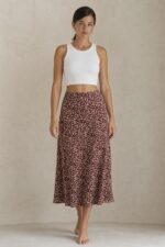 Midi Floral Φούστα Burgundy Χαρακτηριστικά Προϊόντος Γραμμή: Midi, ελαφρώς A-line Print: Floral / spotted print Χρώμα: Burgundy με εκρού λεπτομέρειες Ανάλαφρη και θηλυκή εφαρμογή Μαλακό και δροσερό ύφασμα One Size Καλύπτει ενδεικτικά από X-Small έως Large plus Ιδανική για casual, office αλλά και πιο elegant looks Διαστάσεις Μέγεθος Μέση Περιφέρεια Μήκος One Size έως 92 cm έως 104 cm 87 cm Σύνθεση 85% Viscose • 15% Polyester Οδηγίες Φροντίδας Πλύσιμο έως 30°C Χωρίς στύψιμο Χωρίς λευκαντικό Σιδέρωμα σε χαμηλή θερμοκρασία