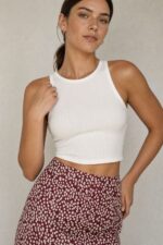 Midi Floral Φούστα Burgundy Χαρακτηριστικά Προϊόντος Γραμμή: Midi, ελαφρώς A-line Print: Floral / spotted print Χρώμα: Burgundy με εκρού λεπτομέρειες Ανάλαφρη και θηλυκή εφαρμογή Μαλακό και δροσερό ύφασμα One Size Καλύπτει ενδεικτικά από X-Small έως Large plus Ιδανική για casual, office αλλά και πιο elegant looks Διαστάσεις Μέγεθος Μέση Περιφέρεια Μήκος One Size έως 92 cm έως 104 cm 87 cm Σύνθεση 85% Viscose • 15% Polyester Οδηγίες Φροντίδας Πλύσιμο έως 30°C Χωρίς στύψιμο Χωρίς λευκαντικό Σιδέρωμα σε χαμηλή θερμοκρασία