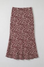Midi Floral Φούστα Burgundy Χαρακτηριστικά Προϊόντος Γραμμή: Midi, ελαφρώς A-line Print: Floral / spotted print Χρώμα: Burgundy με εκρού λεπτομέρειες Ανάλαφρη και θηλυκή εφαρμογή Μαλακό και δροσερό ύφασμα One Size Καλύπτει ενδεικτικά από X-Small έως Large plus Ιδανική για casual, office αλλά και πιο elegant looks Διαστάσεις Μέγεθος Μέση Περιφέρεια Μήκος One Size έως 92 cm έως 104 cm 87 cm Σύνθεση 85% Viscose • 15% Polyester Οδηγίες Φροντίδας Πλύσιμο έως 30°C Χωρίς στύψιμο Χωρίς λευκαντικό Σιδέρωμα σε χαμηλή θερμοκρασία