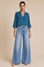 North Crepe Mao Neck Oversized Πουκαμίσα κωδ:1926 Χαρακτηριστικά Γραμμή: Άνετη / Oversized Γιακάς: Mao neck V λαιμόκοψη με κουμπιά Τσέπη στο μπροστινό μέρος Roll-up μανίκια με κουμπάκι Ασύμμετρο μήκος Ανάλαφρο crepe ύφασμα Non Iron – δεν απαιτεί σιδέρωμα One Size – καλύπτει έως X-Large Περιφέρεια στήθους έως περίπου 120 cm Ενδεικτικές Διαστάσεις Μέγεθος Στήθος Μήκος εμπρός Μήκος πίσω One Size έως 120 cm ~68 cm ~74 cm Τα μήκη είναι ενδεικτικά με βάση τη γραμμή του συγκεκριμένου σχεδίου. Οδηγίες Φροντίδας Πλύσιμο έως 30°C Χωρίς στύψιμο Φυσικό στέγνωμα Non Iron