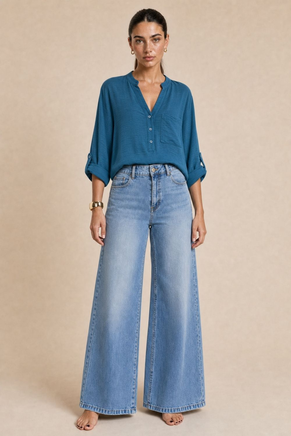 North Crepe Mao Neck Oversized Πουκαμίσα κωδ:1926 Χαρακτηριστικά Γραμμή: Άνετη / Oversized Γιακάς: Mao neck V λαιμόκοψη με κουμπιά Τσέπη στο μπροστινό μέρος Roll-up μανίκια με κουμπάκι Ασύμμετρο μήκος Ανάλαφρο crepe ύφασμα Non Iron – δεν απαιτεί σιδέρωμα One Size – καλύπτει έως X-Large Περιφέρεια στήθους έως περίπου 120 cm Ενδεικτικές Διαστάσεις Μέγεθος Στήθος Μήκος εμπρός Μήκος πίσω One Size έως 120 cm ~68 cm ~74 cm Τα μήκη είναι ενδεικτικά με βάση τη γραμμή του συγκεκριμένου σχεδίου. Οδηγίες Φροντίδας Πλύσιμο έως 30°C Χωρίς στύψιμο Φυσικό στέγνωμα Non Iron North Crepe Mao Neck Oversized Πουκαμίσα κωδ:1926 Χαρακτηριστικά Γραμμή: Άνετη / Oversized Γιακάς: Mao neck V λαιμόκοψη με κουμπιά Τσέπη στο μπροστινό μέρος Roll-up μανίκια με κουμπάκι Ασύμμετρο μήκος Ανάλαφρο crepe ύφασμα Non Iron – δεν απαιτεί σιδέρωμα One Size – καλύπτει έως X-Large Περιφέρεια στήθους έως περίπου 120 cm Ενδεικτικές Διαστάσεις Μέγεθος Στήθος Μήκος εμπρός Μήκος πίσω One Size έως 120 cm ~68 cm ~74 cm Τα μήκη είναι ενδεικτικά με βάση τη γραμμή του συγκεκριμένου σχεδίου. Οδηγίες Φροντίδας Πλύσιμο έως 30°C Χωρίς στύψιμο Φυσικό στέγνωμα Non Iron