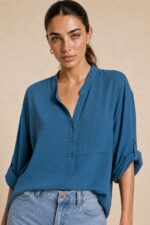 North Crepe Mao Neck Oversized Πουκαμίσα κωδ:1926 Χαρακτηριστικά Γραμμή: Άνετη / Oversized Γιακάς: Mao neck V λαιμόκοψη με κουμπιά Τσέπη στο μπροστινό μέρος Roll-up μανίκια με κουμπάκι Ασύμμετρο μήκος Ανάλαφρο crepe ύφασμα Non Iron – δεν απαιτεί σιδέρωμα One Size – καλύπτει έως X-Large Περιφέρεια στήθους έως περίπου 120 cm Ενδεικτικές Διαστάσεις Μέγεθος Στήθος Μήκος εμπρός Μήκος πίσω One Size έως 120 cm ~68 cm ~74 cm Τα μήκη είναι ενδεικτικά με βάση τη γραμμή του συγκεκριμένου σχεδίου. Οδηγίες Φροντίδας Πλύσιμο έως 30°C Χωρίς στύψιμο Φυσικό στέγνωμα Non Iron