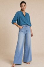 North Crepe Mao Neck Oversized Πουκαμίσα κωδ:1926 Χαρακτηριστικά Γραμμή: Άνετη / Oversized Γιακάς: Mao neck V λαιμόκοψη με κουμπιά Τσέπη στο μπροστινό μέρος Roll-up μανίκια με κουμπάκι Ασύμμετρο μήκος Ανάλαφρο crepe ύφασμα Non Iron – δεν απαιτεί σιδέρωμα One Size – καλύπτει έως X-Large Περιφέρεια στήθους έως περίπου 120 cm Ενδεικτικές Διαστάσεις Μέγεθος Στήθος Μήκος εμπρός Μήκος πίσω One Size έως 120 cm ~68 cm ~74 cm Τα μήκη είναι ενδεικτικά με βάση τη γραμμή του συγκεκριμένου σχεδίου. Οδηγίες Φροντίδας Πλύσιμο έως 30°C Χωρίς στύψιμο Φυσικό στέγνωμα Non Iron