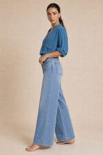 North Crepe Mao Neck Oversized Πουκαμίσα κωδ:1926 Χαρακτηριστικά Γραμμή: Άνετη / Oversized Γιακάς: Mao neck V λαιμόκοψη με κουμπιά Τσέπη στο μπροστινό μέρος Roll-up μανίκια με κουμπάκι Ασύμμετρο μήκος Ανάλαφρο crepe ύφασμα Non Iron – δεν απαιτεί σιδέρωμα One Size – καλύπτει έως X-Large Περιφέρεια στήθους έως περίπου 120 cm Ενδεικτικές Διαστάσεις Μέγεθος Στήθος Μήκος εμπρός Μήκος πίσω One Size έως 120 cm ~68 cm ~74 cm Τα μήκη είναι ενδεικτικά με βάση τη γραμμή του συγκεκριμένου σχεδίου. Οδηγίες Φροντίδας Πλύσιμο έως 30°C Χωρίς στύψιμο Φυσικό στέγνωμα Non Iron