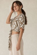 Iris Viscose Κρουαζέ Top in Toffee Χαρακτηριστικά Προϊόντος Πολυμορφικό κρουαζέ / wrap σχέδιο Δένει μπροστά ή πίσω Μπορεί να φορεθεί και ανάποδα Άνοιγμα μπροστά ή στην πλάτη, ανάλογα με το styling Άνετη γραμμή μανικιού Ασύμμετρο τελείωμα Άνετη, προσαρμοζόμενη εφαρμογή Πολύ μαλακό και δροσερό ύφασμα Ανάλαφρη & breathable αίσθηση Viscose Σημείωση για ευαίσθητα δέρματα: Η viscose έχει απαλή και λεία αίσθηση και μπορεί να αποτελεί άνετη επιλογή για άτομα που ενοχλούνται από πιο τραχιές υφές. Η ατομική ευαισθησία ή αλλεργία, ωστόσο, διαφέρει από άτομο σε άτομο. Διαστάσεις Μέγεθος Στήθος Μέση Μήκος One Size έως 100 cm Ρυθμιζόμενη με το δέσιμο Κανονικό crop Φροντίδα Πλύσιμο έως 30°C Χωρίς στύψιμο Σιδέρωμα σε κανονική θερμοκρασία