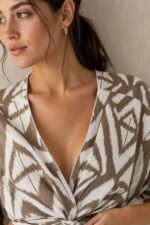 Iris Viscose Κρουαζέ Top in Toffee Χαρακτηριστικά Προϊόντος Πολυμορφικό κρουαζέ / wrap σχέδιο Δένει μπροστά ή πίσω Μπορεί να φορεθεί και ανάποδα Άνοιγμα μπροστά ή στην πλάτη, ανάλογα με το styling Άνετη γραμμή μανικιού Ασύμμετρο τελείωμα Άνετη, προσαρμοζόμενη εφαρμογή Πολύ μαλακό και δροσερό ύφασμα Ανάλαφρη & breathable αίσθηση Viscose Σημείωση για ευαίσθητα δέρματα: Η viscose έχει απαλή και λεία αίσθηση και μπορεί να αποτελεί άνετη επιλογή για άτομα που ενοχλούνται από πιο τραχιές υφές. Η ατομική ευαισθησία ή αλλεργία, ωστόσο, διαφέρει από άτομο σε άτομο. Διαστάσεις Μέγεθος Στήθος Μέση Μήκος One Size έως 100 cm Ρυθμιζόμενη με το δέσιμο Κανονικό crop Φροντίδα Πλύσιμο έως 30°C Χωρίς στύψιμο Σιδέρωμα σε κανονική θερμοκρασία
