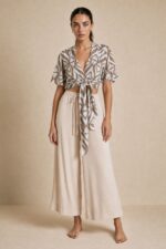 Iris Viscose Κρουαζέ Top in Toffee Χαρακτηριστικά Προϊόντος Πολυμορφικό κρουαζέ / wrap σχέδιο Δένει μπροστά ή πίσω Μπορεί να φορεθεί και ανάποδα Άνοιγμα μπροστά ή στην πλάτη, ανάλογα με το styling Άνετη γραμμή μανικιού Ασύμμετρο τελείωμα Άνετη, προσαρμοζόμενη εφαρμογή Πολύ μαλακό και δροσερό ύφασμα Ανάλαφρη & breathable αίσθηση Viscose Σημείωση για ευαίσθητα δέρματα: Η viscose έχει απαλή και λεία αίσθηση και μπορεί να αποτελεί άνετη επιλογή για άτομα που ενοχλούνται από πιο τραχιές υφές. Η ατομική ευαισθησία ή αλλεργία, ωστόσο, διαφέρει από άτομο σε άτομο. Διαστάσεις Μέγεθος Στήθος Μέση Μήκος One Size έως 100 cm Ρυθμιζόμενη με το δέσιμο Κανονικό crop Φροντίδα Πλύσιμο έως 30°C Χωρίς στύψιμο Σιδέρωμα σε κανονική θερμοκρασία