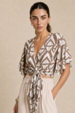 Iris Viscose Κρουαζέ Top in Toffee Χαρακτηριστικά Προϊόντος Πολυμορφικό κρουαζέ / wrap σχέδιο Δένει μπροστά ή πίσω Μπορεί να φορεθεί και ανάποδα Άνοιγμα μπροστά ή στην πλάτη, ανάλογα με το styling Άνετη γραμμή μανικιού Ασύμμετρο τελείωμα Άνετη, προσαρμοζόμενη εφαρμογή Πολύ μαλακό και δροσερό ύφασμα Ανάλαφρη & breathable αίσθηση Viscose Σημείωση για ευαίσθητα δέρματα: Η viscose έχει απαλή και λεία αίσθηση και μπορεί να αποτελεί άνετη επιλογή για άτομα που ενοχλούνται από πιο τραχιές υφές. Η ατομική ευαισθησία ή αλλεργία, ωστόσο, διαφέρει από άτομο σε άτομο. Διαστάσεις Μέγεθος Στήθος Μέση Μήκος One Size έως 100 cm Ρυθμιζόμενη με το δέσιμο Κανονικό crop Φροντίδα Πλύσιμο έως 30°C Χωρίς στύψιμο Σιδέρωμα σε κανονική θερμοκρασία