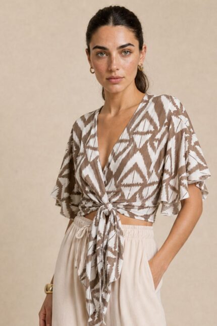 Iris Viscose Κρουαζέ Top in Toffee Χαρακτηριστικά Προϊόντος Πολυμορφικό κρουαζέ / wrap σχέδιο Δένει μπροστά ή πίσω Μπορεί να φορεθεί και ανάποδα Άνοιγμα μπροστά ή στην πλάτη, ανάλογα με το styling Άνετη γραμμή μανικιού Ασύμμετρο τελείωμα Άνετη, προσαρμοζόμενη εφαρμογή Πολύ μαλακό και δροσερό ύφασμα Ανάλαφρη & breathable αίσθηση Viscose Σημείωση για ευαίσθητα δέρματα: Η viscose έχει απαλή και λεία αίσθηση και μπορεί να αποτελεί άνετη επιλογή για άτομα που ενοχλούνται από πιο τραχιές υφές. Η ατομική ευαισθησία ή αλλεργία, ωστόσο, διαφέρει από άτομο σε άτομο. Διαστάσεις Μέγεθος Στήθος Μέση Μήκος One Size έως 100 cm Ρυθμιζόμενη με το δέσιμο Κανονικό crop Φροντίδα Πλύσιμο έως 30°C Χωρίς στύψιμο Σιδέρωμα σε κανονική θερμοκρασία