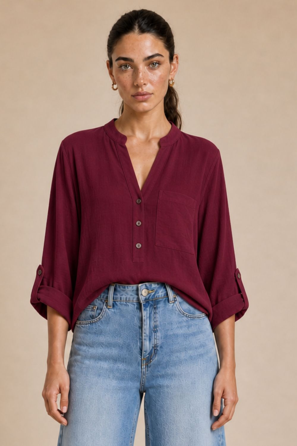 North Crepe Mao Neck Oversized Πουκαμίσα in Burgundy κωδ:1926 Χαρακτηριστικά Γραμμή: Άνετη / Oversized Γιακάς: Mao neck V λαιμόκοψη με κουμπιά Τσέπη στο μπροστινό μέρος Roll-up μανίκια με κουμπάκι Ασύμμετρο μήκος Ανάλαφρο crepe ύφασμα Non Iron – δεν απαιτεί σιδέρωμα One Size – καλύπτει έως X-Large Περιφέρεια στήθους έως περίπου 120 cm Ενδεικτικές Διαστάσεις Μέγεθος Στήθος Μήκος εμπρός Μήκος πίσω One Size έως 120 cm ~68 cm ~74 cm Τα μήκη είναι ενδεικτικά με βάση τη γραμμή του συγκεκριμένου σχεδίου. Οδηγίες Φροντίδας Πλύσιμο έως 30°C Χωρίς στύψιμο Φυσικό στέγνωμα Non Iron North Crepe Mao Neck Oversized Πουκαμίσα in Burgundy κωδ:1926 Χαρακτηριστικά Γραμμή: Άνετη / Oversized Γιακάς: Mao neck V λαιμόκοψη με κουμπιά Τσέπη στο μπροστινό μέρος Roll-up μανίκια με κουμπάκι Ασύμμετρο μήκος Ανάλαφρο crepe ύφασμα Non Iron – δεν απαιτεί σιδέρωμα One Size – καλύπτει έως X-Large Περιφέρεια στήθους έως περίπου 120 cm Ενδεικτικές Διαστάσεις Μέγεθος Στήθος Μήκος εμπρός Μήκος πίσω One Size έως 120 cm ~68 cm ~74 cm Τα μήκη είναι ενδεικτικά με βάση τη γραμμή του συγκεκριμένου σχεδίου. Οδηγίες Φροντίδας Πλύσιμο έως 30°C Χωρίς στύψιμο Φυσικό στέγνωμα Non Iron