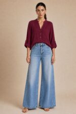 North Crepe Mao Neck Oversized Πουκαμίσα in Burgundy κωδ:1926 Χαρακτηριστικά Γραμμή: Άνετη / Oversized Γιακάς: Mao neck V λαιμόκοψη με κουμπιά Τσέπη στο μπροστινό μέρος Roll-up μανίκια με κουμπάκι Ασύμμετρο μήκος Ανάλαφρο crepe ύφασμα Non Iron – δεν απαιτεί σιδέρωμα One Size – καλύπτει έως X-Large Περιφέρεια στήθους έως περίπου 120 cm Ενδεικτικές Διαστάσεις Μέγεθος Στήθος Μήκος εμπρός Μήκος πίσω One Size έως 120 cm ~68 cm ~74 cm Τα μήκη είναι ενδεικτικά με βάση τη γραμμή του συγκεκριμένου σχεδίου. Οδηγίες Φροντίδας Πλύσιμο έως 30°C Χωρίς στύψιμο Φυσικό στέγνωμα Non Iron