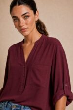 North Crepe Mao Neck Oversized Πουκαμίσα in Burgundy κωδ:1926 Χαρακτηριστικά Γραμμή: Άνετη / Oversized Γιακάς: Mao neck V λαιμόκοψη με κουμπιά Τσέπη στο μπροστινό μέρος Roll-up μανίκια με κουμπάκι Ασύμμετρο μήκος Ανάλαφρο crepe ύφασμα Non Iron – δεν απαιτεί σιδέρωμα One Size – καλύπτει έως X-Large Περιφέρεια στήθους έως περίπου 120 cm Ενδεικτικές Διαστάσεις Μέγεθος Στήθος Μήκος εμπρός Μήκος πίσω One Size έως 120 cm ~68 cm ~74 cm Τα μήκη είναι ενδεικτικά με βάση τη γραμμή του συγκεκριμένου σχεδίου. Οδηγίες Φροντίδας Πλύσιμο έως 30°C Χωρίς στύψιμο Φυσικό στέγνωμα Non Iron
