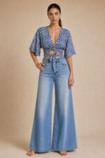 Iris Viscose Κρουαζέ Top in blue Χαρακτηριστικά Προϊόντος Πολυμορφικό κρουαζέ / wrap σχέδιο Δένει μπροστά ή πίσω Μπορεί να φορεθεί και ανάποδα Άνοιγμα μπροστά ή στην πλάτη, ανάλογα με το styling Άνετη γραμμή μανικιού ,μήκος κλασσικού κοντομάνικου Ασύμμετρο τελείωμα Άνετη, προσαρμοζόμενη εφαρμογή Πολύ μαλακό και δροσερό ύφασμα Ανάλαφρη & breathable αίσθηση Viscose Σημείωση για ευαίσθητα δέρματα: Η viscose έχει απαλή και λεία αίσθηση και μπορεί να αποτελεί άνετη επιλογή για άτομα που ενοχλούνται από πιο τραχιές υφές. Η ατομική ευαισθησία ή αλλεργία, ωστόσο, διαφέρει από άτομο σε άτομο. Διαστάσεις Μέγεθος Στήθος Μέση Μήκος One Size έως 100 cm Ρυθμιζόμενη με το δέσιμο Κανονικό crop Φροντίδα Πλύσιμο έως 30°C Χωρίς στύψιμο Σιδέρωμα σε κανονική θερμοκρασία
