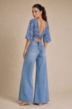 Iris Viscose Κρουαζέ Top in blue Χαρακτηριστικά Προϊόντος Πολυμορφικό κρουαζέ / wrap σχέδιο Δένει μπροστά ή πίσω Μπορεί να φορεθεί και ανάποδα Άνοιγμα μπροστά ή στην πλάτη, ανάλογα με το styling Άνετη γραμμή μανικιού ,μήκος κλασσικού κοντομάνικου Ασύμμετρο τελείωμα Άνετη, προσαρμοζόμενη εφαρμογή Πολύ μαλακό και δροσερό ύφασμα Ανάλαφρη & breathable αίσθηση Viscose Σημείωση για ευαίσθητα δέρματα: Η viscose έχει απαλή και λεία αίσθηση και μπορεί να αποτελεί άνετη επιλογή για άτομα που ενοχλούνται από πιο τραχιές υφές. Η ατομική ευαισθησία ή αλλεργία, ωστόσο, διαφέρει από άτομο σε άτομο. Διαστάσεις Μέγεθος Στήθος Μέση Μήκος One Size έως 100 cm Ρυθμιζόμενη με το δέσιμο Κανονικό crop Φροντίδα Πλύσιμο έως 30°C Χωρίς στύψιμο Σιδέρωμα σε κανονική θερμοκρασία