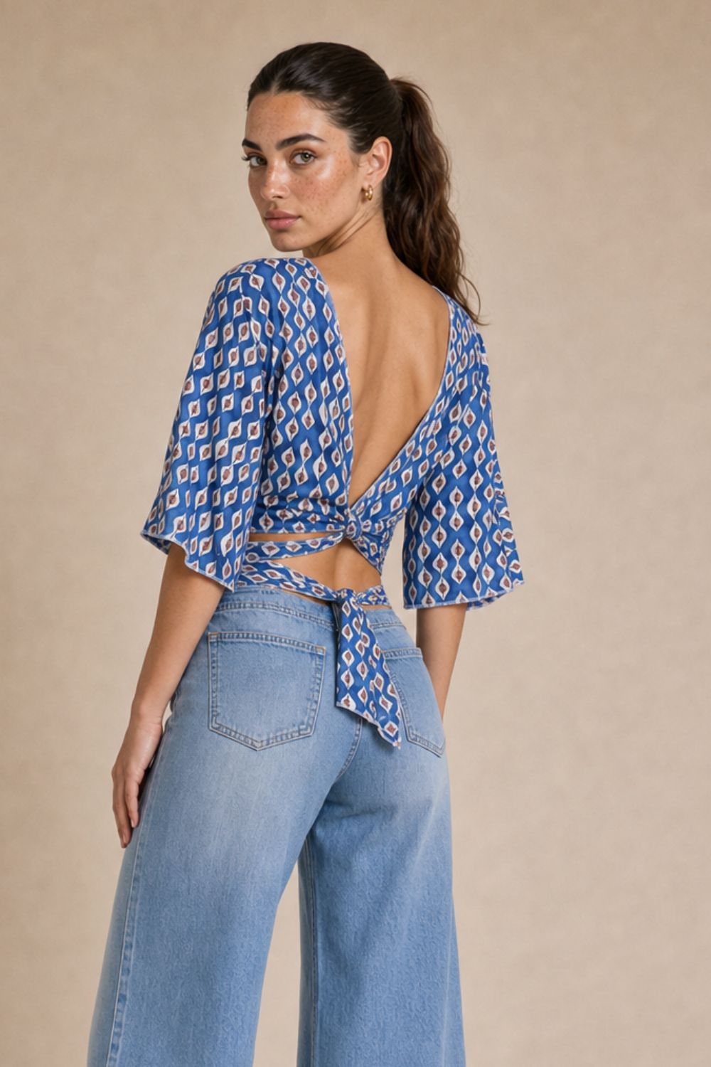 Iris Viscose Κρουαζέ Top in blue Χαρακτηριστικά Προϊόντος Πολυμορφικό κρουαζέ / wrap σχέδιο Δένει μπροστά ή πίσω Μπορεί να φορεθεί και ανάποδα Άνοιγμα μπροστά ή στην πλάτη, ανάλογα με το styling Άνετη γραμμή μανικιού ,μήκος κλασσικού κοντομάνικου Ασύμμετρο τελείωμα Άνετη, προσαρμοζόμενη εφαρμογή Πολύ μαλακό και δροσερό ύφασμα Ανάλαφρη & breathable αίσθηση Viscose Σημείωση για ευαίσθητα δέρματα: Η viscose έχει απαλή και λεία αίσθηση και μπορεί να αποτελεί άνετη επιλογή για άτομα που ενοχλούνται από πιο τραχιές υφές. Η ατομική ευαισθησία ή αλλεργία, ωστόσο, διαφέρει από άτομο σε άτομο. Διαστάσεις Μέγεθος Στήθος Μέση Μήκος One Size έως 100 cm Ρυθμιζόμενη με το δέσιμο Κανονικό crop Φροντίδα Πλύσιμο έως 30°C Χωρίς στύψιμο Σιδέρωμα σε κανονική θερμοκρασία Iris Viscose Κρουαζέ Top in blue Χαρακτηριστικά Προϊόντος Πολυμορφικό κρουαζέ / wrap σχέδιο Δένει μπροστά ή πίσω Μπορεί να φορεθεί και ανάποδα Άνοιγμα μπροστά ή στην πλάτη, ανάλογα με το styling Άνετη γραμμή μανικιού ,μήκος κλασσικού κοντομάνικου Ασύμμετρο τελείωμα Άνετη, προσαρμοζόμενη εφαρμογή Πολύ μαλακό και δροσερό ύφασμα Ανάλαφρη & breathable αίσθηση Viscose Σημείωση για ευαίσθητα δέρματα: Η viscose έχει απαλή και λεία αίσθηση και μπορεί να αποτελεί άνετη επιλογή για άτομα που ενοχλούνται από πιο τραχιές υφές. Η ατομική ευαισθησία ή αλλεργία, ωστόσο, διαφέρει από άτομο σε άτομο. Διαστάσεις Μέγεθος Στήθος Μέση Μήκος One Size έως 100 cm Ρυθμιζόμενη με το δέσιμο Κανονικό crop Φροντίδα Πλύσιμο έως 30°C Χωρίς στύψιμο Σιδέρωμα σε κανονική θερμοκρασία