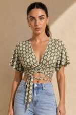 Iris Viscose Κρουαζέ Top in green Χαρακτηριστικά Προϊόντος Πολυμορφικό κρουαζέ / wrap σχέδιο Δένει μπροστά ή πίσω Μπορεί να φορεθεί και ανάποδα Άνοιγμα μπροστά ή στην πλάτη, ανάλογα με το styling Άνετη γραμμή μανικιού ,μήκος κλασσικού κοντομάνικου Ασύμμετρο τελείωμα Άνετη, προσαρμοζόμενη εφαρμογή Πολύ μαλακό και δροσερό ύφασμα Ανάλαφρη & breathable αίσθηση Viscose Σημείωση για ευαίσθητα δέρματα: Η viscose έχει απαλή και λεία αίσθηση και μπορεί να αποτελεί άνετη επιλογή για άτομα που ενοχλούνται από πιο τραχιές υφές. Η ατομική ευαισθησία ή αλλεργία, ωστόσο, διαφέρει από άτομο σε άτομο. Διαστάσεις Μέγεθος Στήθος Μέση Μήκος One Size έως 100 cm Ρυθμιζόμενη με το δέσιμο Κανονικό crop Φροντίδα Πλύσιμο έως 30°C Χωρίς στύψιμο Σιδέρωμα σε κανονική θερμοκρασία