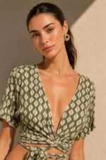 Iris Viscose Κρουαζέ Top in green Χαρακτηριστικά Προϊόντος Πολυμορφικό κρουαζέ / wrap σχέδιο Δένει μπροστά ή πίσω Μπορεί να φορεθεί και ανάποδα Άνοιγμα μπροστά ή στην πλάτη, ανάλογα με το styling Άνετη γραμμή μανικιού ,μήκος κλασσικού κοντομάνικου Ασύμμετρο τελείωμα Άνετη, προσαρμοζόμενη εφαρμογή Πολύ μαλακό και δροσερό ύφασμα Ανάλαφρη & breathable αίσθηση Viscose Σημείωση για ευαίσθητα δέρματα: Η viscose έχει απαλή και λεία αίσθηση και μπορεί να αποτελεί άνετη επιλογή για άτομα που ενοχλούνται από πιο τραχιές υφές. Η ατομική ευαισθησία ή αλλεργία, ωστόσο, διαφέρει από άτομο σε άτομο. Διαστάσεις Μέγεθος Στήθος Μέση Μήκος One Size έως 100 cm Ρυθμιζόμενη με το δέσιμο Κανονικό crop Φροντίδα Πλύσιμο έως 30°C Χωρίς στύψιμο Σιδέρωμα σε κανονική θερμοκρασία