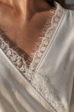 Lace Κρουαζέ Satin Πουκαμίσα in White Χαρακτηριστικά Προϊόντος Κρουαζέ / wrap σχεδιασμός Δαντέλα κατά μήκος της λαιμόκοψης Satin-effect υφή με διακριτική λάμψη Λεπτό και πολύ μαλακό ύφασμα Δεν διαφανίζει Άνετη, χαλαρή εφαρμογή Μακρύ μανίκι Λάστιχο στο τελείωμα των μανικιών Λάστιχο στο κάτω μέρος One Size – καλύπτει έως Large Plus Συνθετικό σατέν Non Iron Ενδεικτικές Διαστάσεις Μέγεθος Στήθος Περιφέρεια Μήκος One Size έως ~115 cm έως ~120 cm περίπου 62 cm Φροντίδα Πλύσιμο έως 30°C Χαμηλές στροφές Χωρίς στύψιμο Δεν χρησιμοποιούμε στεγνωτήριο Φυσικό στέγνωμα Non Iron – δεν απαιτεί σιδέρωμα