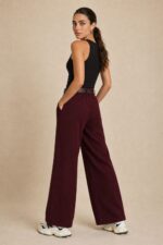 Klelia Wide Leg Pants in burgundy Κωδ:29826 Χαρακτηριστικά Προϊόντος • Γραμμή: Wide Leg / φαρδιά ίσια γραμμή • Ύφασμα: Σταθερό, υψηλής ποιότητας structured woven fabric • Ψηλόμεση εφαρμογή • Λάστιχο στο πίσω μέρος της μέσης για άνετη εφαρμογή • Πλαϊνές τσέπες • Μακριά, φαρδιά μπατζάκια • Minimal & διαχρονικός σχεδιασμός • One Size – καλύπτει έως Large Plus