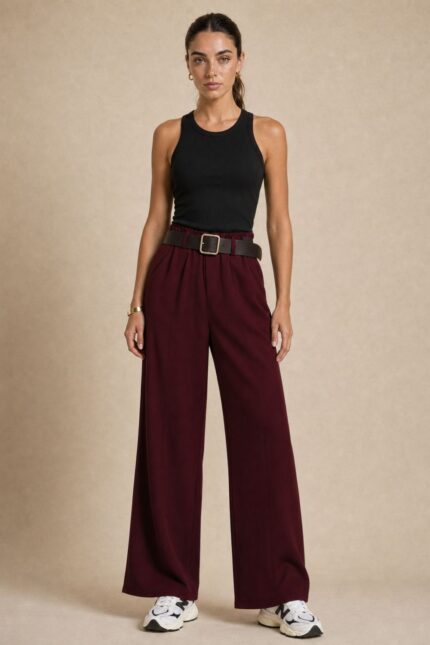Klelia Wide Leg Pants in burgundy Κωδ:29826 Χαρακτηριστικά Προϊόντος • Γραμμή: Wide Leg / φαρδιά ίσια γραμμή • Ύφασμα: Σταθερό, υψηλής ποιότητας structured woven fabric • Ψηλόμεση εφαρμογή • Λάστιχο στο πίσω μέρος της μέσης για άνετη εφαρμογή • Πλαϊνές τσέπες • Μακριά, φαρδιά μπατζάκια • Minimal & διαχρονικός σχεδιασμός • One Size – καλύπτει έως Large Plus
